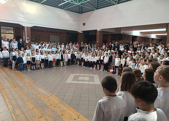 uczniowie podczas śpiewania hymnu