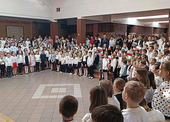 uczniowie podczas odśpiewania hymnu