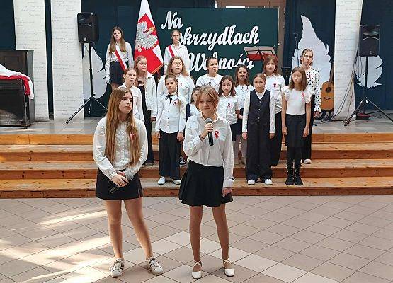 piosenka w wykonaniu szkolnego chóru