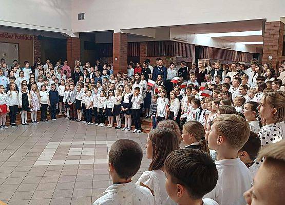 uczniowie podczas odśpiewania hymnu
