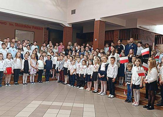 uczniowie podczas odśpiewania hymnu