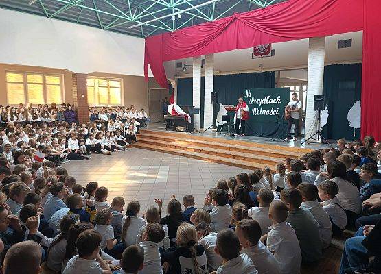 uczniowie podczas występu