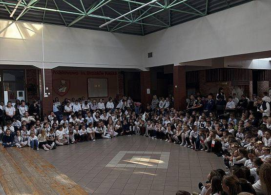 uczniowie podczas apelu