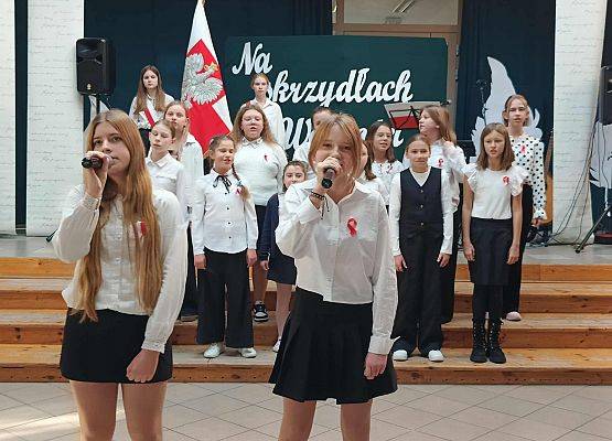 dziewczynki i chór szkolny