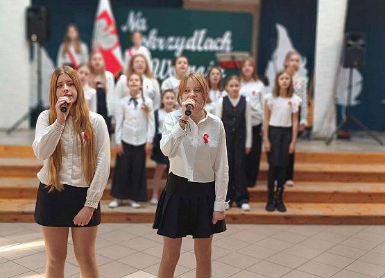 dziewczynki śpiewą