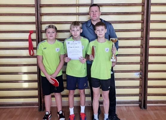 Zawodnicy z nauczycielem