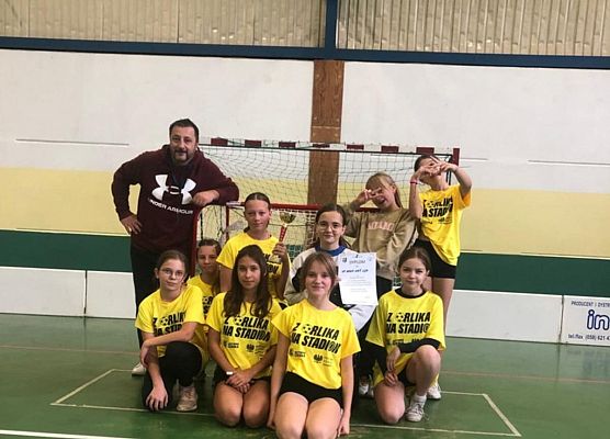 Zawodniczki z nauczycielem