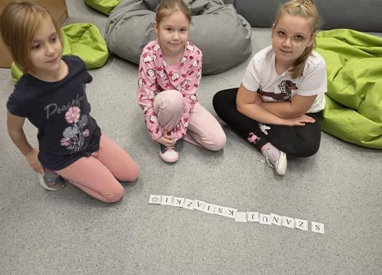 dzieci podczas pracy w grupach