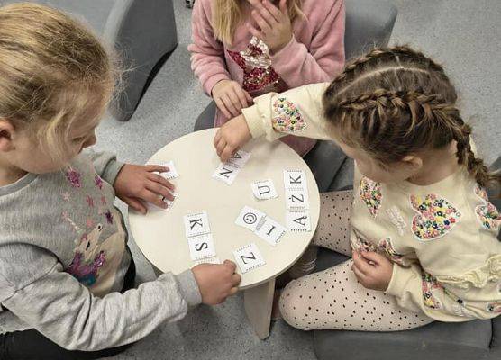 dziewczynki układają hasło