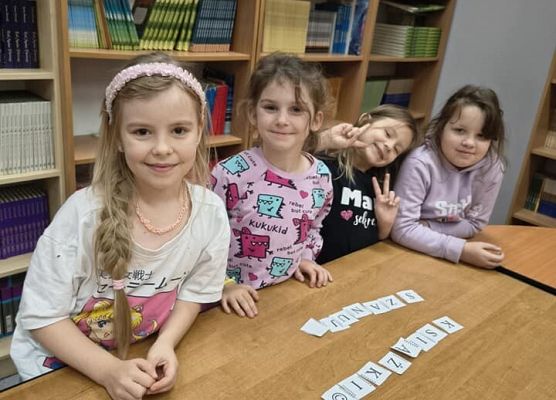 dziewczynki ułożyły hasło