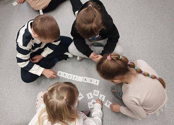 pierwszaki rozwiązują rebusy