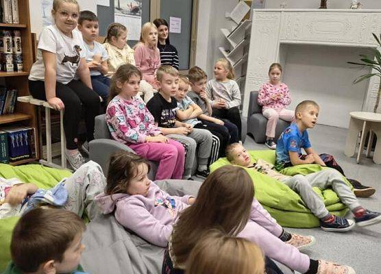 wizyta pierwszej klasy w bibliotece