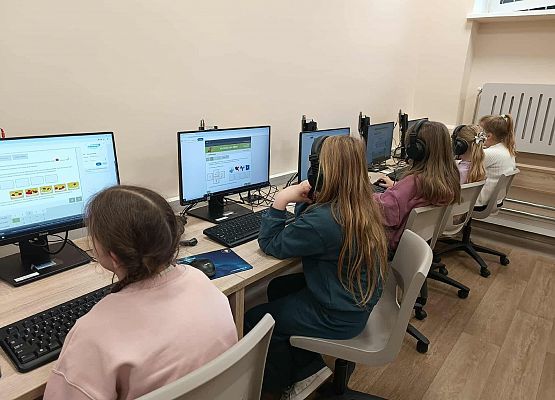 dzieci rozwiązują zadania w pracowni komputerowej konkurs Bóbr