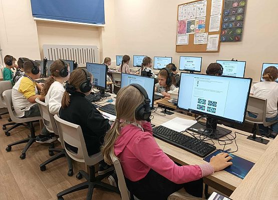 dzieci rozwiązują zadania