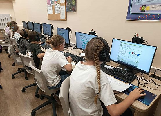 dzieci rozwiązują zadania w pracowni komputerowej