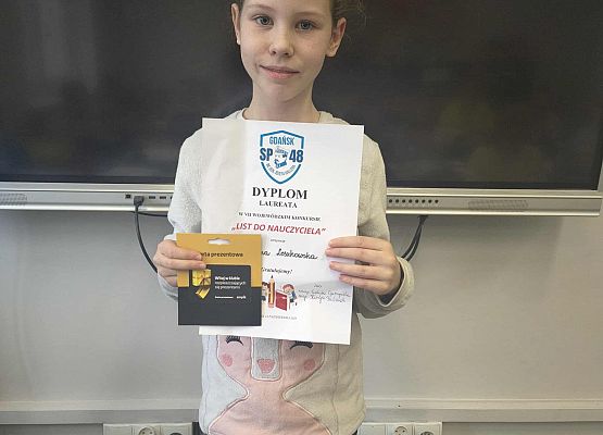 uczennica z dyplomem