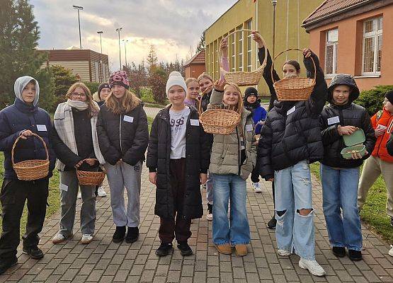 Grafika 4: Światowy Dzień Tabliczki Mnożenia – "Młodsi sprawdzają, czy starsi tabliczkę mnożenia znają".