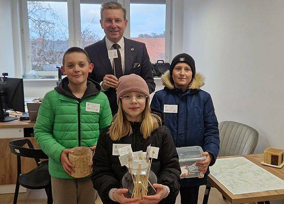 Grafika 5: Światowy Dzień Tabliczki Mnożenia – "Młodsi sprawdzają, czy starsi tabliczkę mnożenia znają".