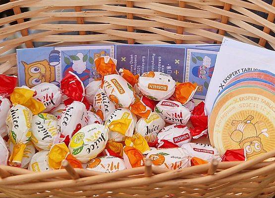 Grafika 9: Światowy Dzień Tabliczki Mnożenia – "Młodsi sprawdzają, czy starsi tabliczkę mnożenia znają".