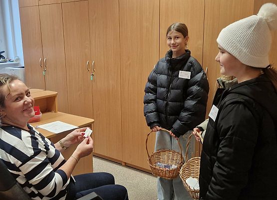 Grafika 12: Światowy Dzień Tabliczki Mnożenia – "Młodsi sprawdzają, czy starsi tabliczkę mnożenia znają".