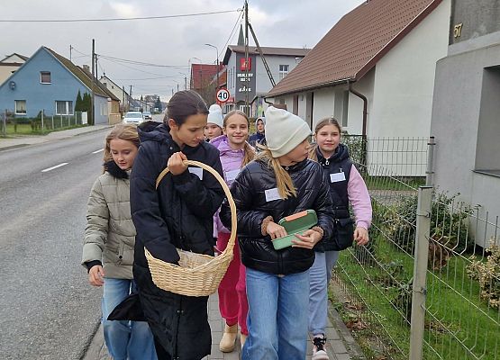 Grafika 17: Światowy Dzień Tabliczki Mnożenia – "Młodsi sprawdzają, czy starsi tabliczkę mnożenia znają".