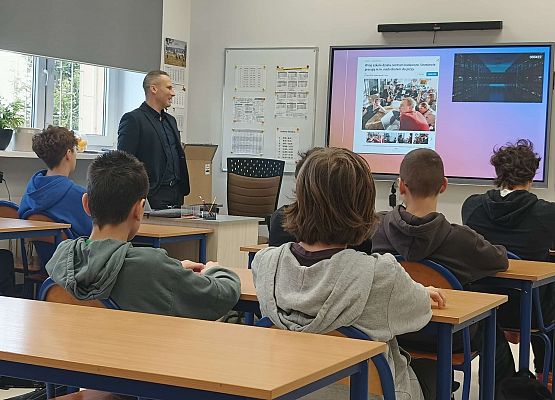 uczniowie podczas zajęć