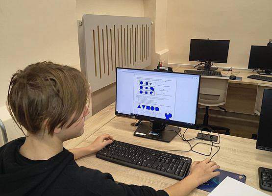 uczeń podczas konkursu Bóbr w pracowni komputerowej