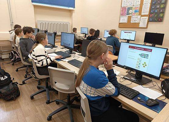 uczniowie klas 4-6 podczas konkursu Bóbr w pracowni