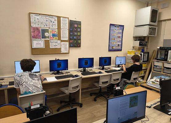 uczniowie klas 7-8 podczas konkursu Bóbr w pracowni komputerowej rozwiązują zadania