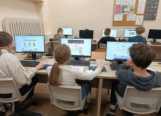 uczniowie klas 4-6 podczas konkursu Bóbr w pracowni komputerowej