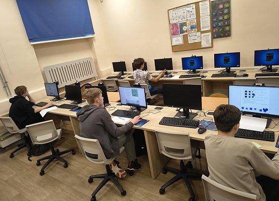 uczniowie klas 7-8 podczas konkursu Bóbr w pracowni komputerowej