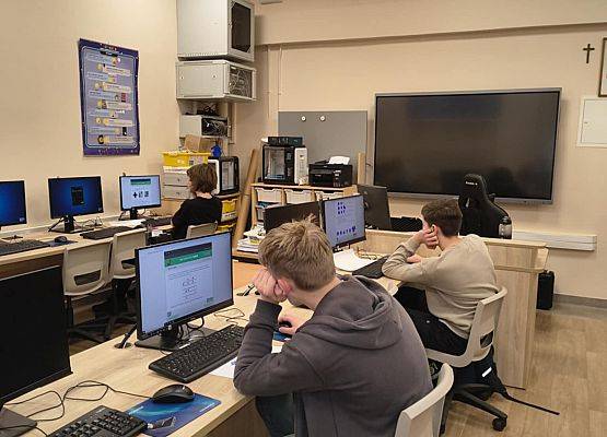 uczniowie klas 7-8 podczas konkursu Bóbr