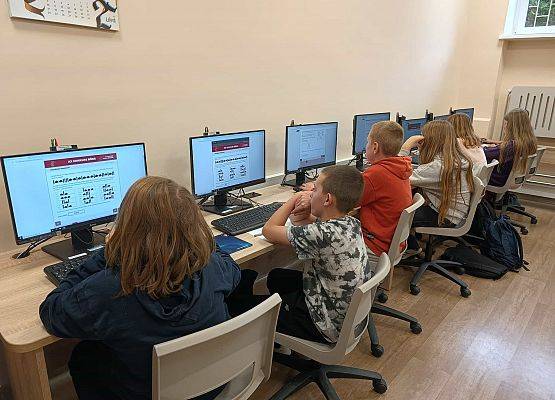 uczniowie klas 4-6 podczas konkursu Bóbr w pracowni komputerowej rozwiązują zadania