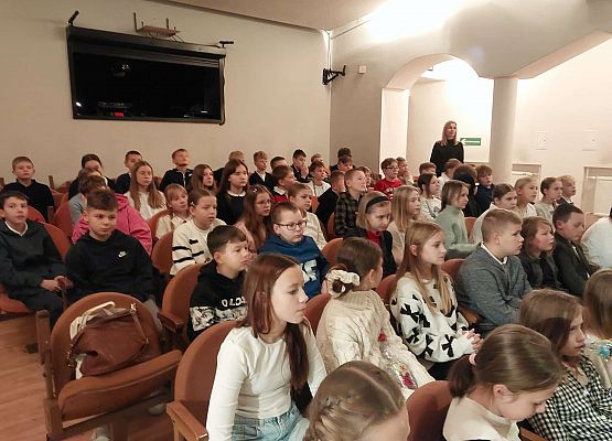 dzieci czekają na spektakl