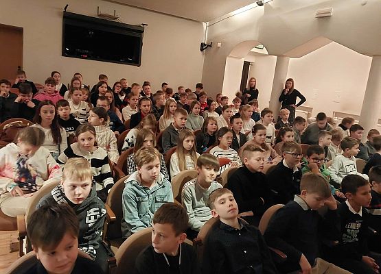 dzieci czekają na spektakl