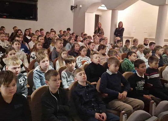 dzieci czekają na spektakl