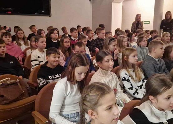 dzieci czekają na spektakl