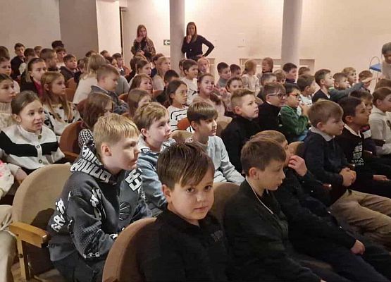 dzieci czekają na spektakl