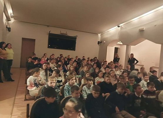 dzieci czekają na spektakl