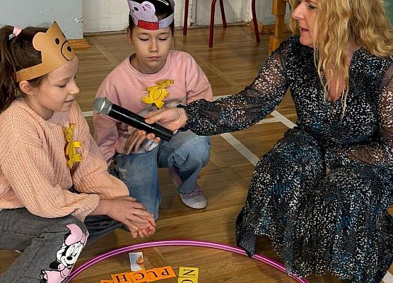 Uczniowie układają nazwy misiów z rozsypanki literowej