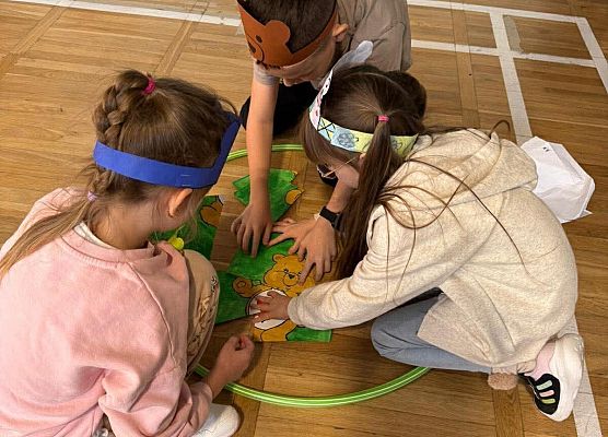 Uczniowie układają postać misia