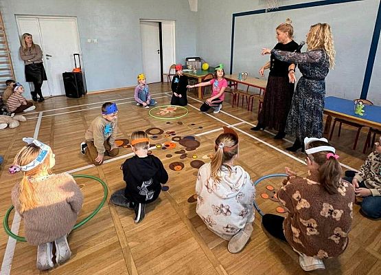 Uczniowie układają postać misia