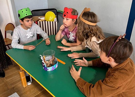 Uczniowie odpowiadają na pytania do bajki o Misiu Uszatku