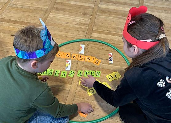 Uczniowie układają nazwy misiów z rozsypanki literowej