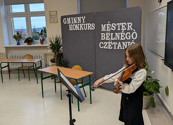 Julia gra na skrzypcach