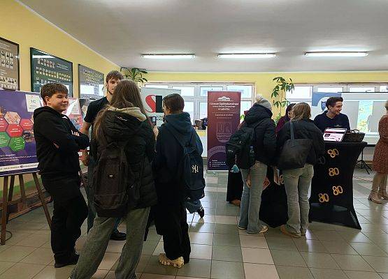 uczniowie podczas Targów Edukacyjnych