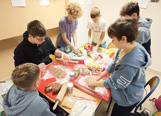 chłopcy 6a wałkują ciasto