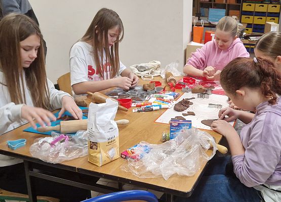 Dziewczynki z 6a przy pracy nad piernikami