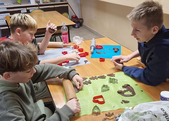 Chłopcy robią pierniki i rozmawiają