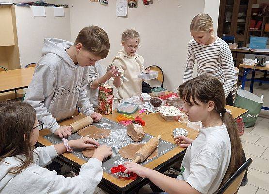 Piątoklasiści produkują pierniki